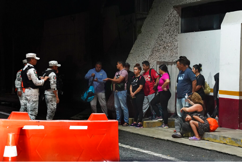 Imigran Venezuela dihentikan oleh Garda Nasional di sebuah pos pemeriksaan militer di jalan menuju Tonala, negara bagian Chiapas, Meksiko, Rabu, 5 Oktober 2022. Otoritas keamanan dan imigrasi Meksiko pada November meningkatkan patroli, pos pemeriksaan jalan raya, dan penggerebekan di selatan Meksiko sejak Amerika Serikat mulai mengusir migran Venezuela bulan lalu.