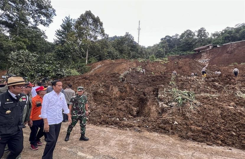 Presiden Joko Widodo (Jokowi) meninjau lokasi terdampak gempa di Kabupaten Cianjur, Jawa Barat, Selasa (22/11/2022).