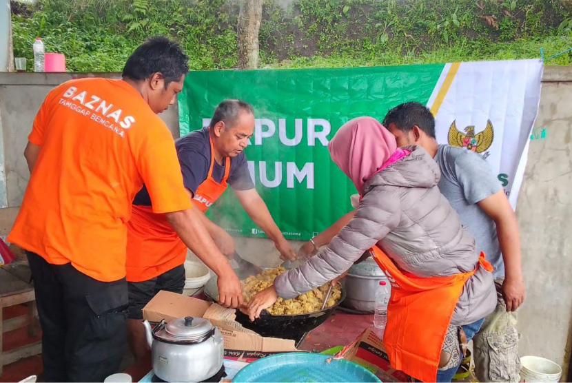 Badan Amil Zakat Nasional (Baznas) mendirikan dapur umum dan dapur air untuk memenuhi kebutuhan warga terdampak gempa di Cianjur, Jawa Barat. 