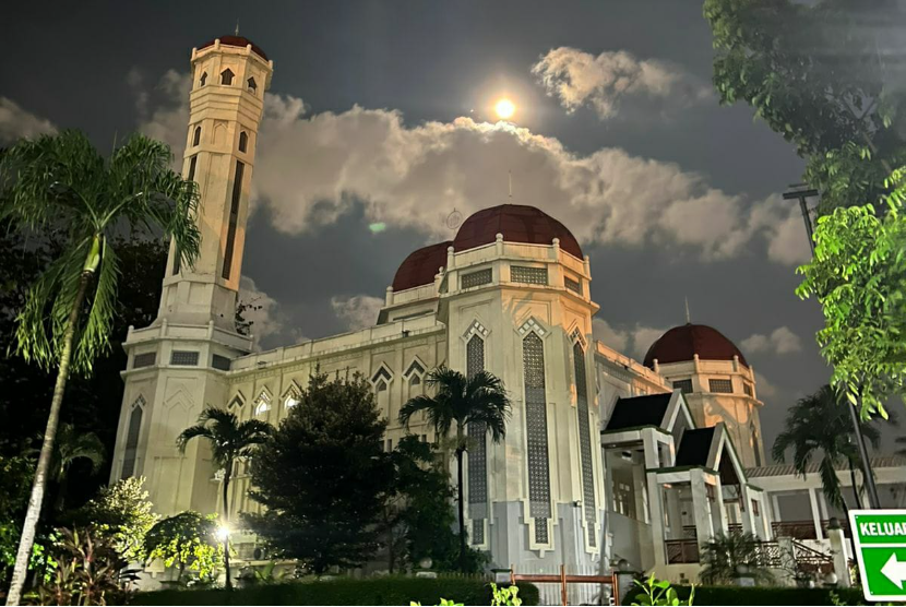 Kelompok usaha Usaha Bakrie melalui termasuk Bakrie Amanah juga turut berperan dalam pembangunan-pembangunan masjid di wilayah-wilayah Indonesia terutama di daerah penyintas bencana.