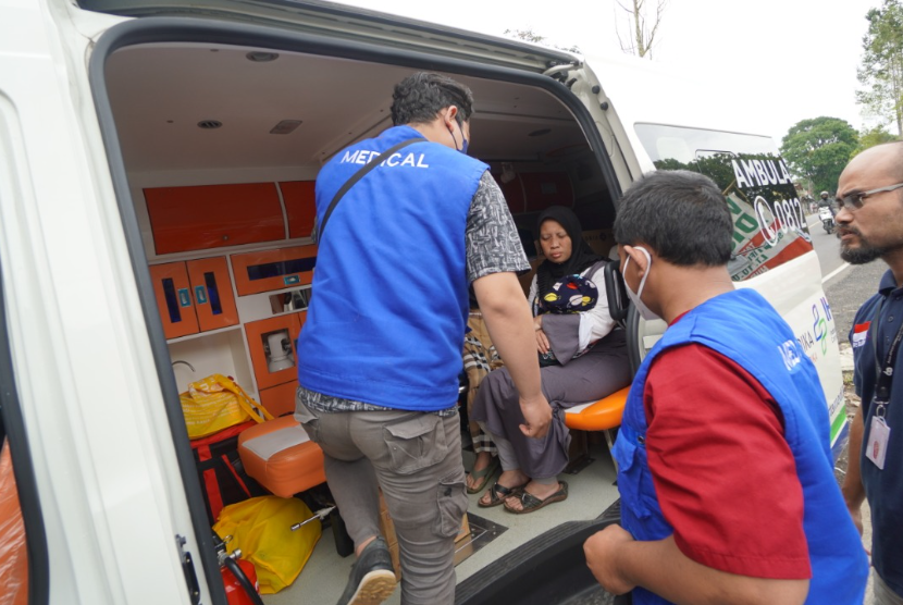 Tim Medis PT Pertamina Bina Medika-Indonesia Healthcare Corporation (Pertamedika IHC) melayani pemeriksaan kesehatan sejumlah masyarakat di Posko Pengungsian di Kampung Tungilis Wetan, Kecamatan Pacet, Kabupaten Cianjur. 