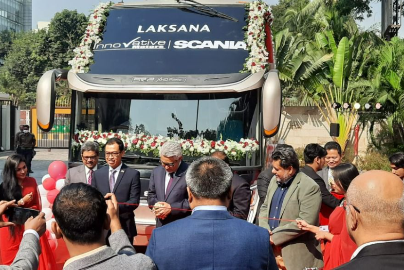 Indonesia meluncurkan bus buatan dalam negeri untuk Bangladesh, Dhaka, Kamis (24/11/2022)