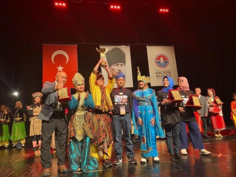 SMP Islam Al-Azhar BSD tampil di Harman Folk International Folklore Festival Turki dan meraih juara pertama.