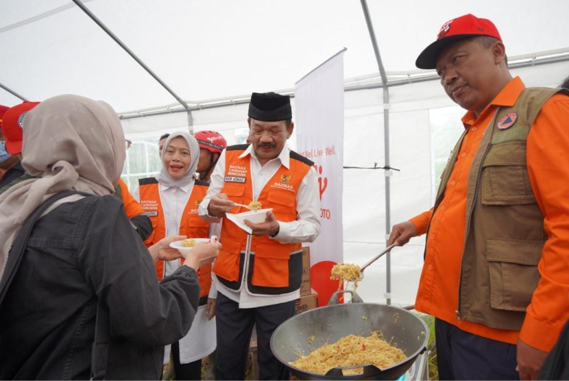Ketua Baznas RI, Prof Dr KH Noor Achmad MA berada di dapur umum di pengungsian korban gempa Cianjur.