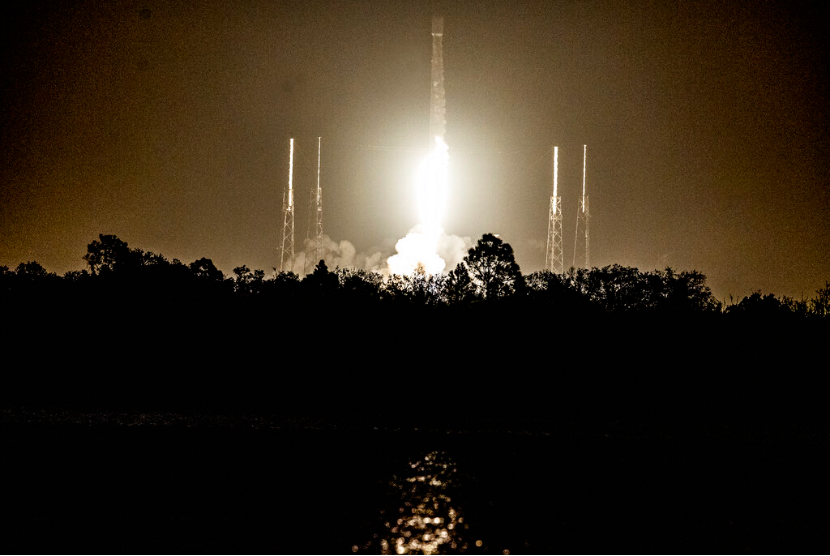 Roket SpaceX Falcon 9 lepas landas dari Stasiun Angkatan Luar Angkasa Cape Canaveral Selasa, 22 November 2022, di Florida. Perusahaan rintisan swasta Skyroot Aerospace berencana melakukan peluncuran ruang angkasa pertama di India untuk menempatkan satelit ke orbit pada 2023. 