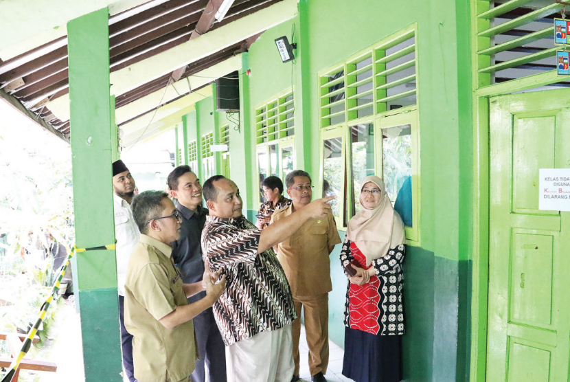Peninjauan ambruknya atap bangunan SDN 9 Bantarjati dipimpin langsung Ketua DPRD Kota Bogor Atang Trisnanto didampingi oleh jajaran Komisi IV yang terdiri dari Karnain Asyhar, Said Muhamad Mohan, Jatirin, Sri Kusnaini serta anggotoa Komisi I Endah Purwanti.