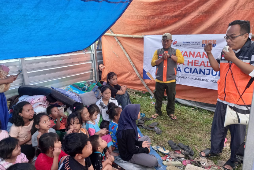 Tim Respon Cepat Bakrie Tanggap yang diwakili Lembaga Amil Zakat (LAZ) Bakrie Amanah, di beberapa titik kejadian telah membantu penyintas gempa Cianjur.