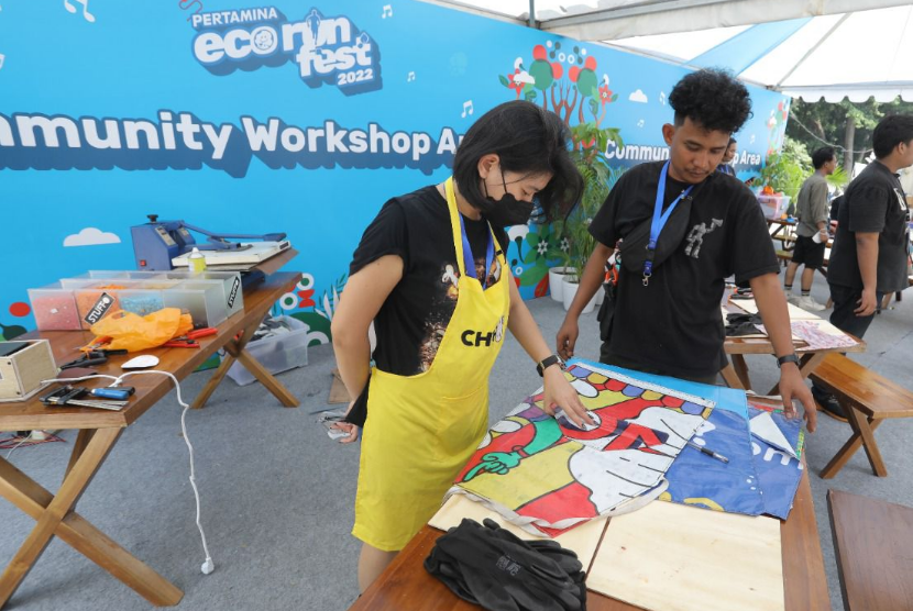 Salah satu hal yang menarik dari Ajang Pertamina-Eco Run Fest 2022, adalah kehadiran Community Workshop. Di area ini para pengunjung bisa berinteraksi langsung melakukan berbagai aktivitas menarik dan bermanfaat, salah satunya adalah dengan workshop 