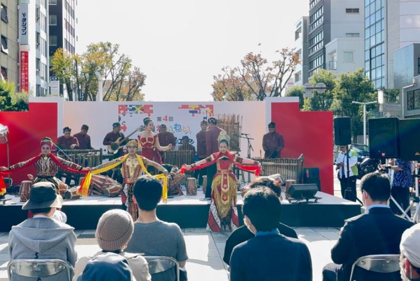 Lebih dari 200 warga Jepang, termasuk Wali Kota Shizuoka Nobuhiro Tanabe antusias menikmati kolaborasi Rampak Gendang, Angklung, dan Jaipong dalam acara Indonesia Friendship Day (IFD) yang digelar Kedutaan Besar Republik Indonesia (KBRI) Tokyo, Ahad (28/11/2022).