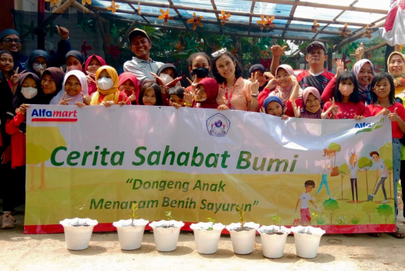  PT Sumber Alfaria Trijaya tbk, pengelola jaringan minimarket Alfamart mengadakan kegiatan bertajuk “Cerita Sahabat Bumi”, pada Ahad (27/11/2022), di Kecamatan Pesanggrahan, Jakarta Selatan. 