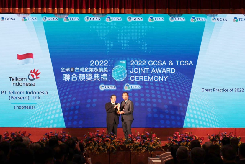 CEO Telin Taiwan Kurnia Mareza Bachril sebagai representatif Telkom menerima penghargaan Best Practice Award (World Class) Great Practice of 2022 pada malam penganugerahan Global Corporate Sustainability Awards 2022 di Taipei.