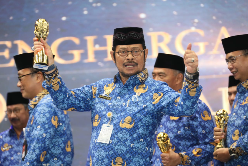 Menteri Pertanian Syahrul Yasin Limpo (Mentan SYL) diberikan penghargaan Korp Pegawai Republik Indonesia (Korpri) Award pada puncak acara HUT Korpri ke 51 di Jakarta. 