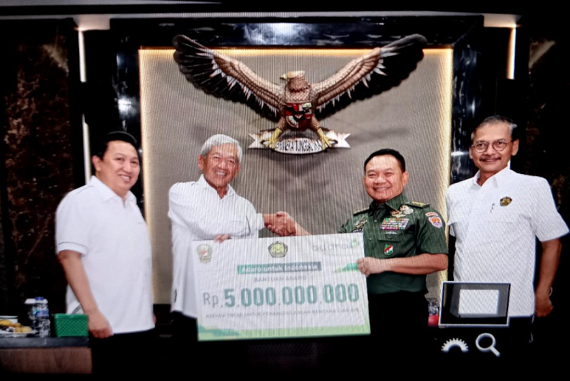 Adaro menggandeng Kementerian ESDM dan TNI menyalurkan bantuan sebesar Rp 5 miliar kepada korban gempa Cianjur.