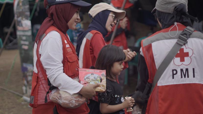 Relawan PMI memberikan dukungan psikososial kepada anak pos pengungsian di Kecamatan Cugenang, Kabupaten Cianjur beberapa waktu lalu.