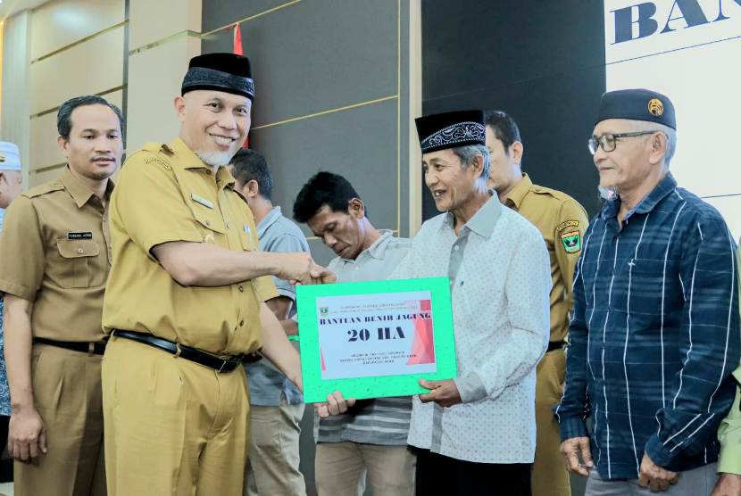 Gubernur Sumatera Barat (Sumbar), Buya Mahyeldi, Selasa (6/12/2022) menyerahkan bantuan benih padi dan benih jagung kepada kelompok tani di seluruh Provinsi Sumatera Barat (Sumbar).