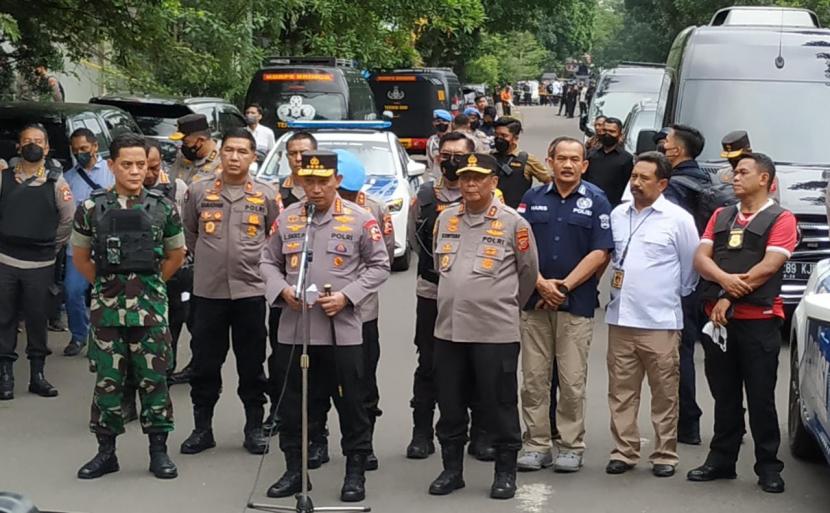 Kapolri Jenderal Listyo Sigit Prabowo menyampaikan keterangan pers saat meninjau tempat kejadian bom bunuh di di Polsek Astana Anyar, Kota Bandung, Rabu (7/12/2022).
