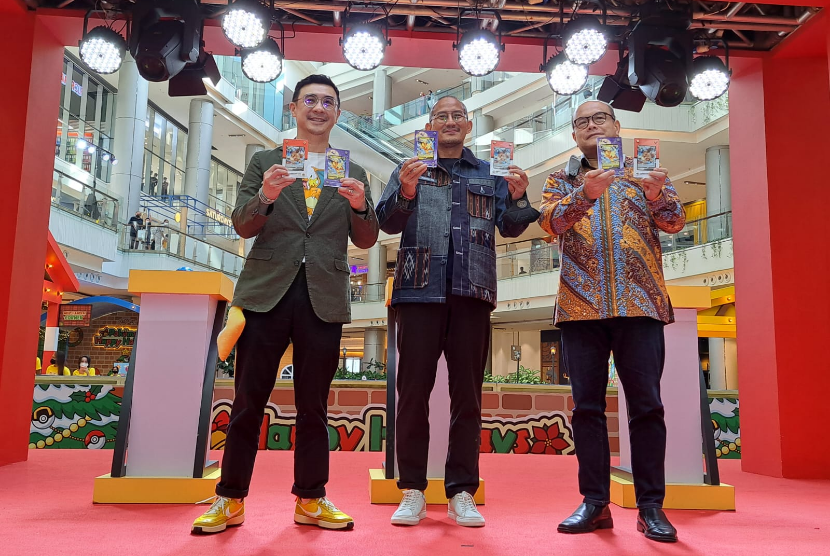 Menteri Pariwisata dan Ekonomi Kreatif Sandiaga Uno (tengah) menghadiri embukaan acara Pokémon Festival Jakarta di PIK Avenue, Jakarta Utara, Kamis (8/12/2022). 