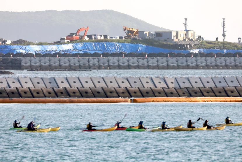 Para pengunjuk rasa mengayuh kayak laut di dekat pelabuhan perikanan Henoko di Nago, prefektur Okinawa, Jepang selatan, 14 Desember 2018. Aktivitas pabrik Jepang mengalami kontraksi pada April 2023.