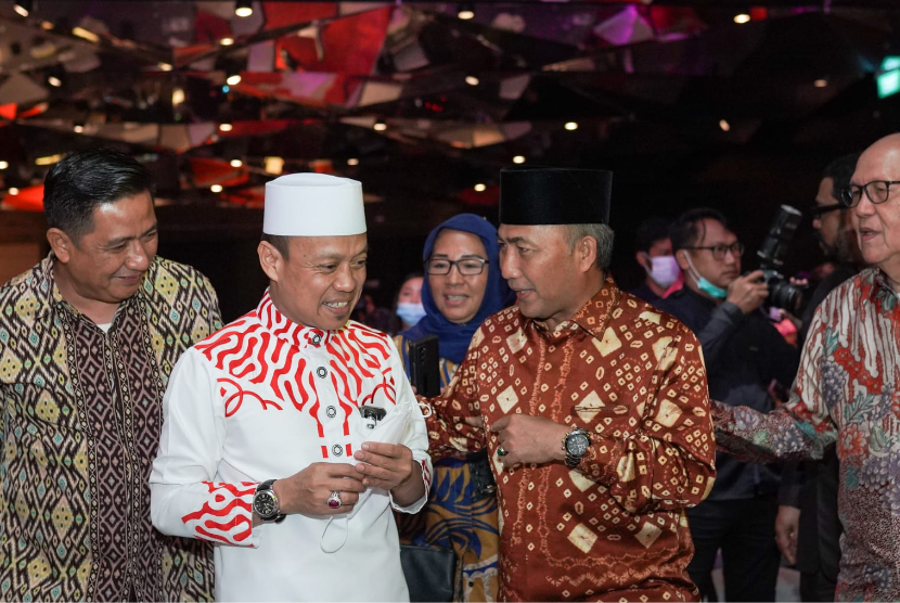  Penjabat Bupati Musi Banyuasin Drs H Apriyadi MSi dianugerahi penghargaan kategori Regent Of Good Performance pada MoeslimChoice Awards ke-5 2022, di Ballroom Hotel Park Hyatt Jakarta, Jumat (9/12/2022) malam.