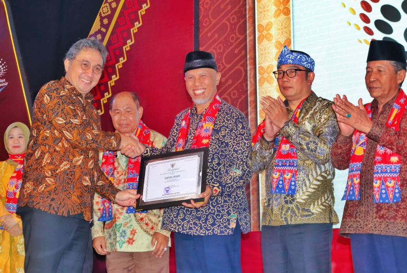 Gubernur Sumatera Barat (Sumbar), Buya Mahyeldi, menerima 19 Sertifikat Warisan Budaya Takbenda (WBTb) Indonesia asal Sumatera Barat (Sumbar) pada Malam Apresiasi Kebudayaan dan Penyerahan Sertifikat Penetapan WBTb Indonesia Tahun 2022. 