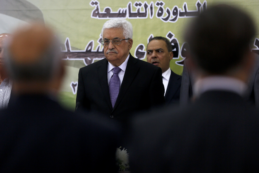 Presiden Palestina Mahmoud Abba (Tengah), memimpin pertemuan komite konsultan Partai Fatah di kantor pusatnya di Ramallah, Tepi Barat, 23 Juli 2015.