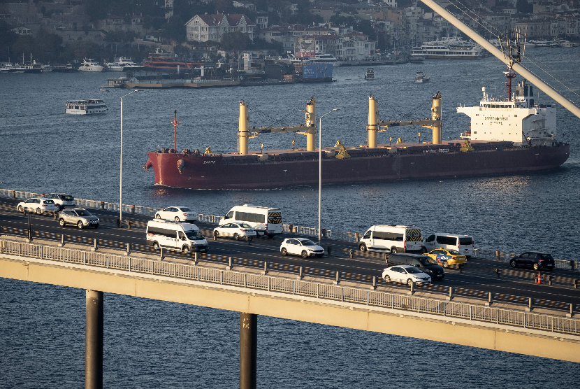 Kapal kargo Zante, membawa biji-bijian Ukraina, berlayar di Selat Bosphorus di belakang Jembatan Martir 15 Juli, di Istanbul, Turki, 02 November 2022. Perang di Ukraina merugikan ekonomi global lebih dari 1,6 triliun dolar AS pada tahun lalu.