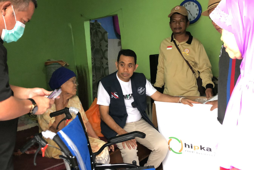 Ketua Umum Himpunan Pengusaha Kahmi (HIPKA) Kamrussamad menyerahkan bantuan kursi roda.