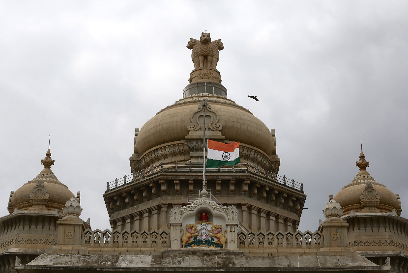 Bendera triwarna Nasional India berkibar setengah tiang di Badan Legislatif Negara Bagian Karnataka, Vidhan Soudha di Bangalore, India, 11 September 2022.