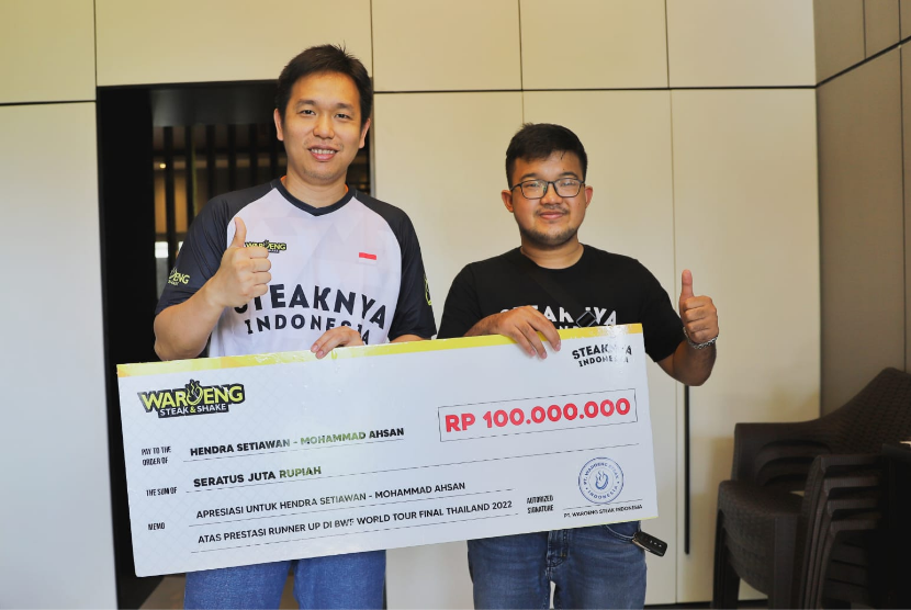 Komisaris PT Waroeng Steak Indonesia Yuga Adiyaksa memberikan hadiah bonus sebesar Rp 100 juta untuk pebulu tangkis ganda putra Mohammad Ahsan/Hendra Setiawan. 