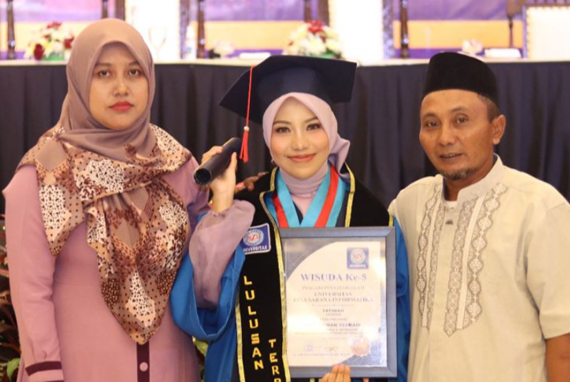 Fatimah, mahasiswa dari Program Studi (prodi) Sistem Informasi Universitas BSI kampus Tegal menjadi wisudawan terbaik.