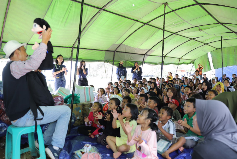 Forum Humas BUMN terjun langsung ke lapangan melakukan berbagai rangkaian aktivitas trauma healing bagi warga terdampak gempa Cianjur.