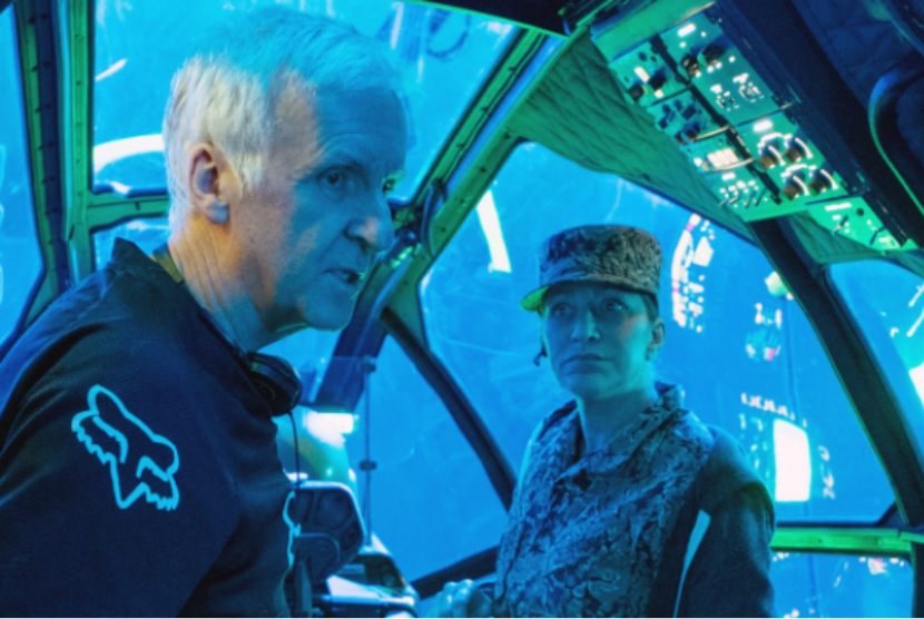Aktris Edie Falco (kiri). Perempuan 59 tahun itu memerankan Jenderal Frances Ardmore, komandan militer dari Bumi yang bertugas di Pandora, dalam film Avatar: The Way of Water.  