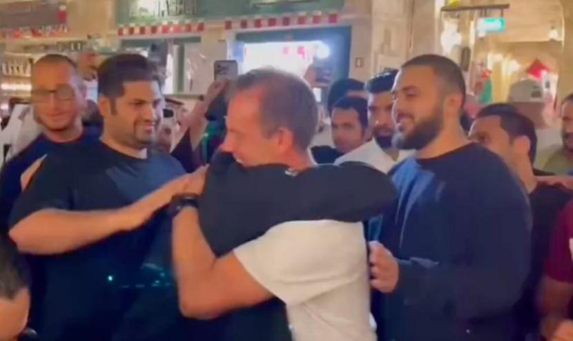 Nicolas Paul Jaeger, mendapat pelukan hangan umat Muslim setelah bersyahadat di Qatar.