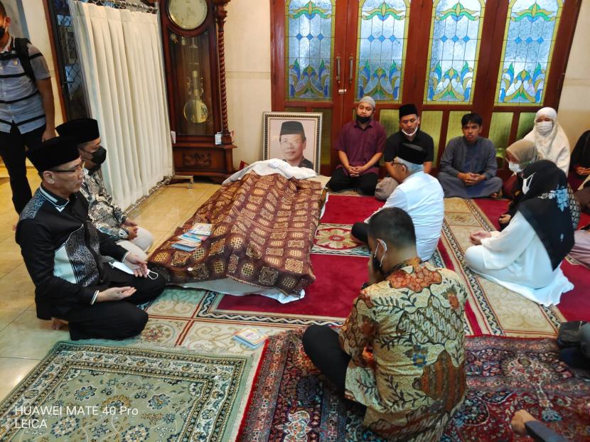 Wakil Presiden Ma’ruf Amin  Amin bertakziah ke rumah duka  almarhum Mantan Sekretaris Jenderal Majelis Ulama Indonesia Ichwan Sam di Bekasi, Jawa Barat, Ahad (25/12). 