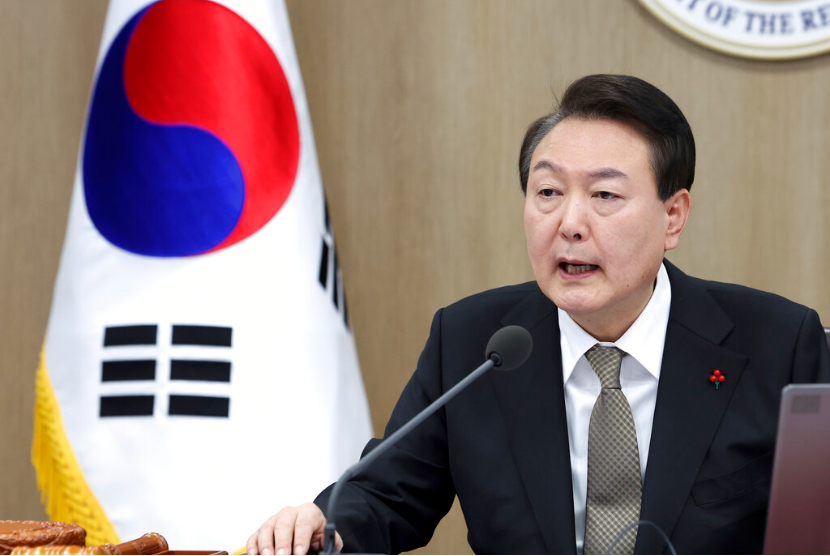 Presiden Korea Selatan Yoon Suk Yeol berbicara dalam rapat dewan kabinet di kantor kepresidenan di Seoul, Korea Selatan.
