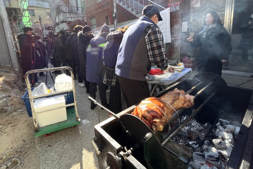 Warga penolak mengadakan pesta babi panggang di dekat lokasi pembangunan masjid  di Daehyeon-dong, Daegu, Korea Selatan, Kamis (15/12/2022) (Yonhap)