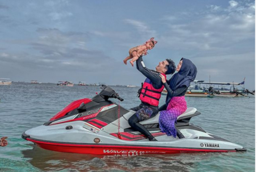 Dalam unggahan foto di Instagram, Ria Ricis dan Teuku Ryan memperlihatkan aktivitas berliburnya bersama Moana (tujuh bulan). Mereka naik jet ski.