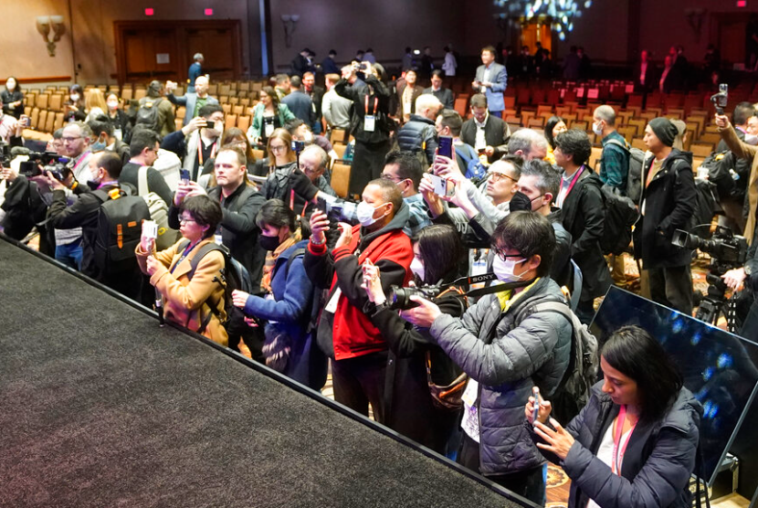 Media memadati panggung untuk memotret LG SIGNATURE OLED M baru setelah konferensi pers LG Electronics sebelum dimulainya acara teknologi Consumer Electronic Show (CES), Rabu, 4 Januari 2023, di Las Vegas.