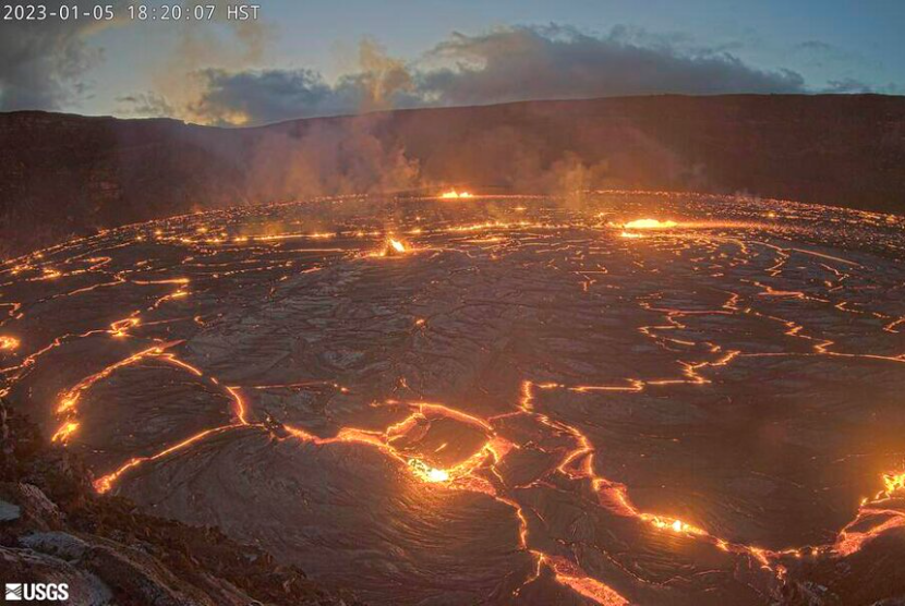 Gambar webcam yang disediakan oleh Survei Geologi AS ini menunjukkan gunung berapi Kilauea Hawaii, Kamis, 5 Januari 2023. Kilauea Hawaii mulai meletus di dalam kawah puncaknya pada Kamis, kata Survei Geologi AS, kurang dari satu bulan setelah gunung berapi dan tetangganya yang lebih besar Mauna Loa berhenti melepaskan lahar.