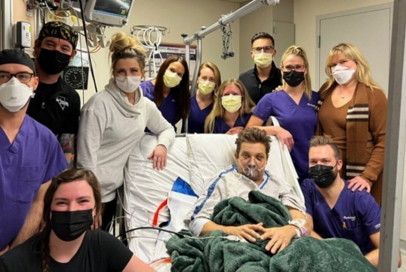 Aktor Hawkeye, Jeremy Renner, berpose dengan tim medis yang merawatnya di unit perawatan intensif (ICU). Renner mengalami trauma dada dan cedera ortopedi akibat insiden mesin penyapu salju pada Ahad (1/1/2023) di kawasan Danau Tahoe, Amerika Serikat.