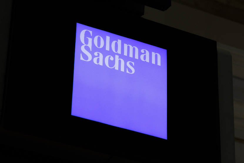 Pemandangan papan nama Goldman Sachs di New York Stock Exchange di New York, New York, AS, pada 02 November 2018. Goldman Sachs mulai memberhentikan staf pada Rabu (11/1/2023) waktu setempat dalam upaya pemotongan biaya besar-besaran. 