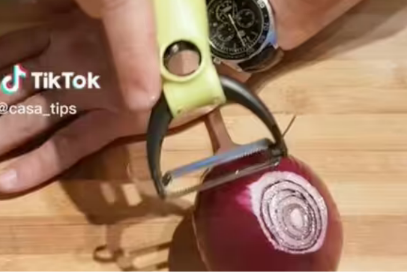 Dengan memakai peeler alias pisau pengupas, Anda bisa dengan mudah mengiris bawang dengan ukuran yang tipis seragam.