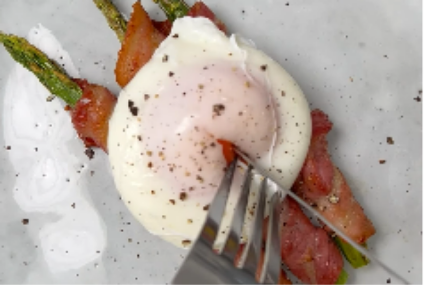 Poached egg. Menyaring putih telur hingga bagian yang cairnya tiris dapat menghasilkan poached egg yang sempurna, menurut pastry chef sekaligus pengguna TikTok dengan akun @half_batch_baking. 
