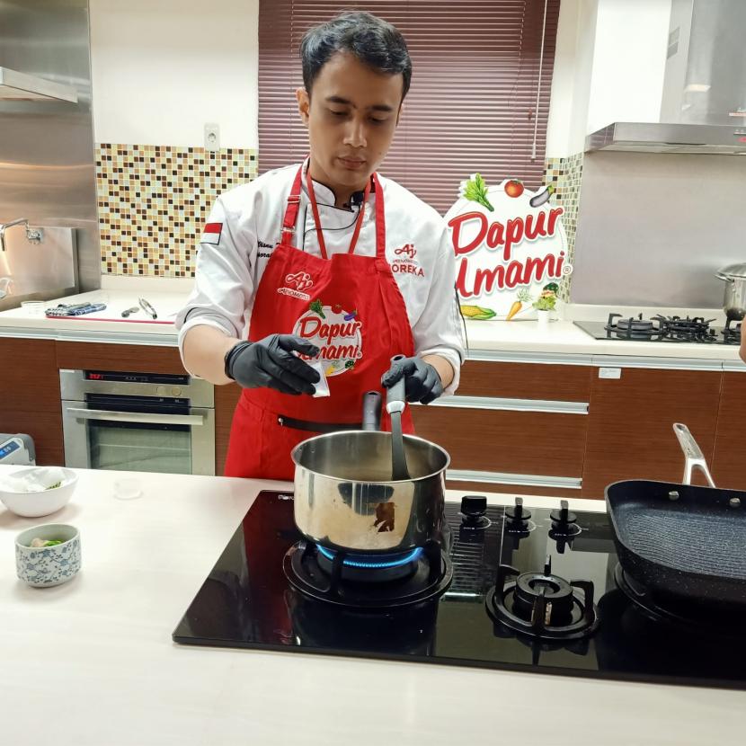 Corporate Chef of Horeca Department – PT AJINOMOTO INDONESIA, Wisnu Wicaksono, sedang membuat Tori no suimono, sup ayam ala Jepang.