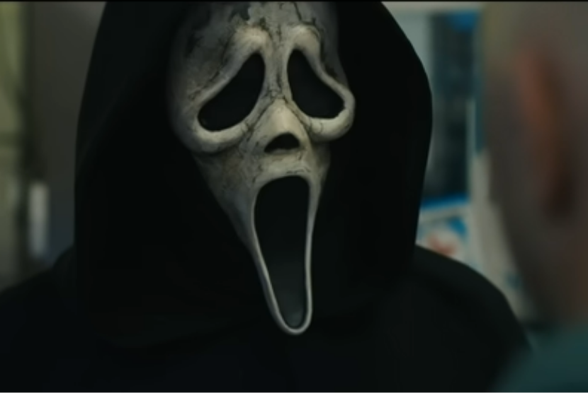 Salah satu adegan Scream 6 memperlihatkan kemunculan Ghostface di minimarket.