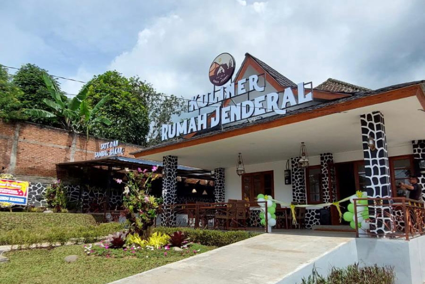 Sinergi Foundation menginisiasi sebuah kawasan wisata halal berbasis wakaf berlokasi di Lembang, Jawa Barat, tepatnya di Jalan Tangkuban Parahu Km 17 persis di depan Hotel Puteri Gunung. Kawasan wisata tersebut dinamakan Land Of Wakaf Teras Lembang. 