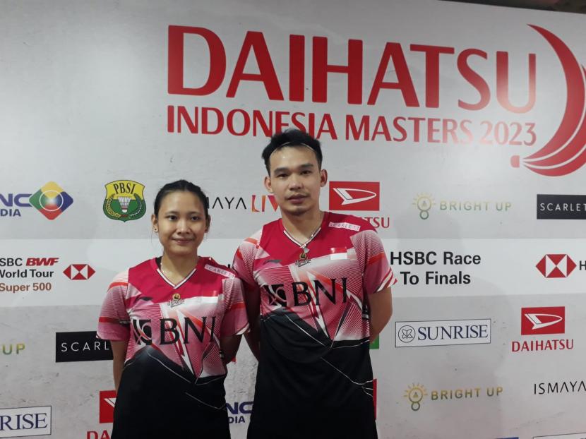 Ganda campuran Indonesia Rinov Rivaldy/Pitha Haningtyas Mentari (kiri) usai menang di hari kedua Indonesia Masters 2023, di Istora Senayan, Jakarta, Rabu (25/1/2023).