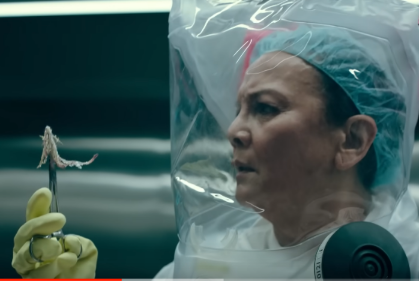 Di The Last of Us, aktris senior Christine Hakim berperan sebagai Prof Ratna ahli mikologi, yaitu ilmu yang mempelajari tentang jamur. Dia dimintai bantuannya untuk memeriksa jenazah seseorang yang terinfeksi jamur cordyceps.