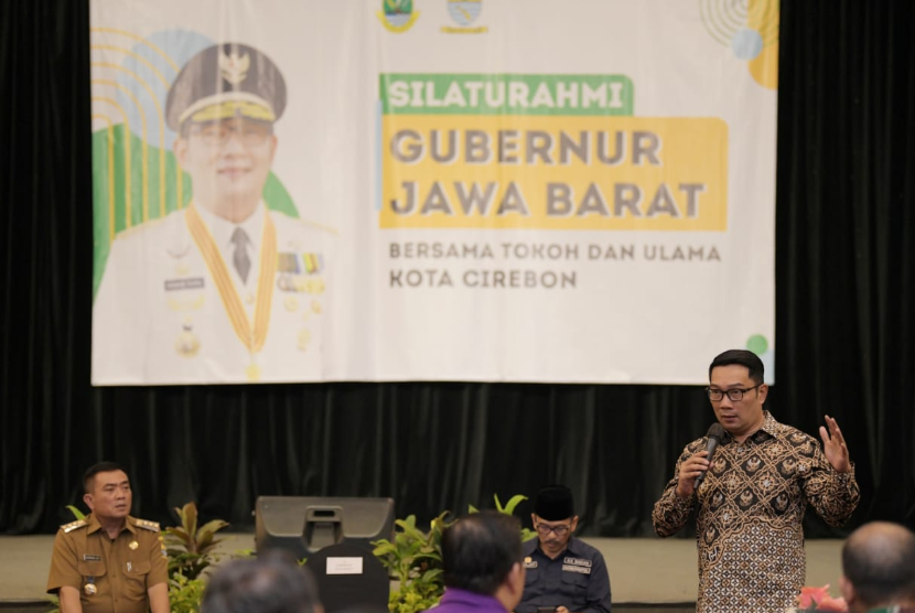 Gubernur Jawa Barat Ridwan Kamil memberikan sambutan dalam acara temu ulama dan tokoh masyarakat di Kota Cirebon, Selasa (7/2/2023).