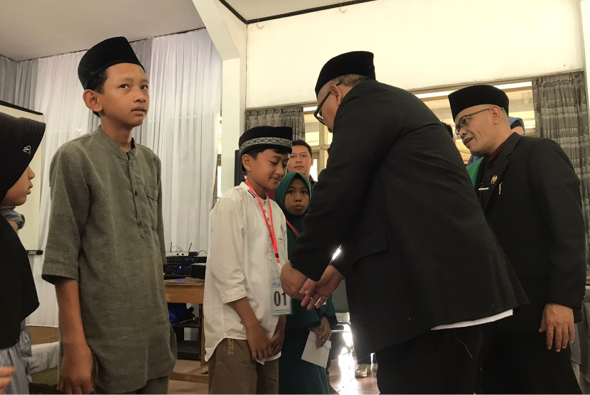 Bupati Sukabumi Marwan Hamami pada saat memberikan Kartu Indonesia Sehat (KIS) kepada salah satu anak yatim Binaan Baldatun Center, di Gedung Puskopdit BK3D Cibadak, Kabupaten Sukabumi Selasa (7/2/2023).